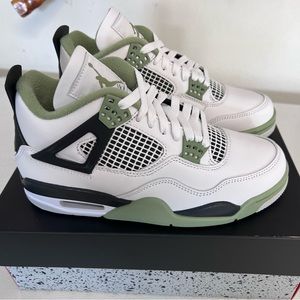 Jordan 4 Retro Seafoam (W)-Size 8